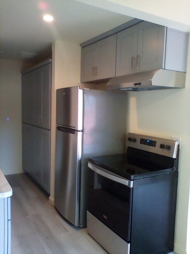 Kitchen - 400 Corcoran Ave