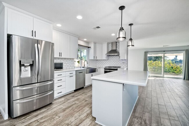 Building Photo - Great 4 Bedroom House, Perfect to call you...