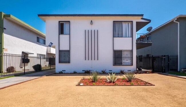 front - 1942 S Sherbourne Dr
