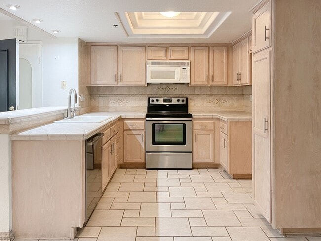 Building Photo - Single-Level 2-Bed Condo in Orange