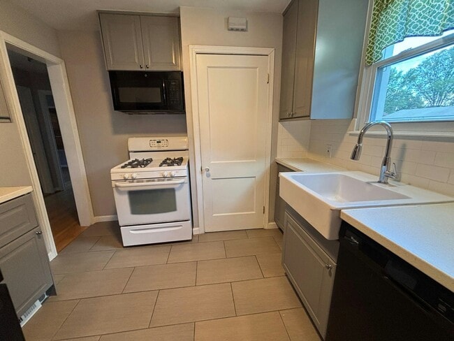 Building Photo - 581 Flowerdale St