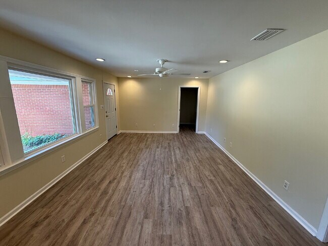 Foto del edificio - Nice 5 bedroom , 3 bath home located in Mobile.  $75 per applicant
