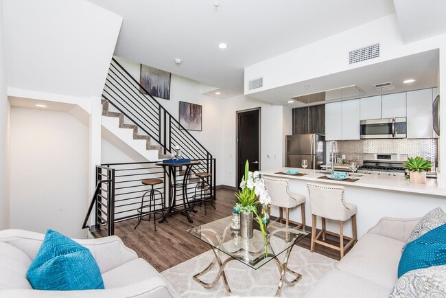 Building Photo - One Bedroom Townhome in Hollywood!