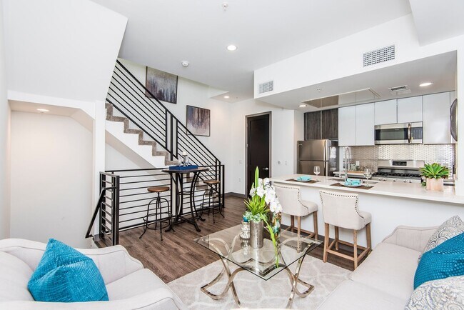 Foto del edificio - One Bedroom Townhome in Hollywood!
