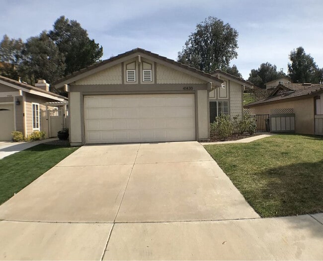 Foto del edificio - 41430 Avenida De La Reina