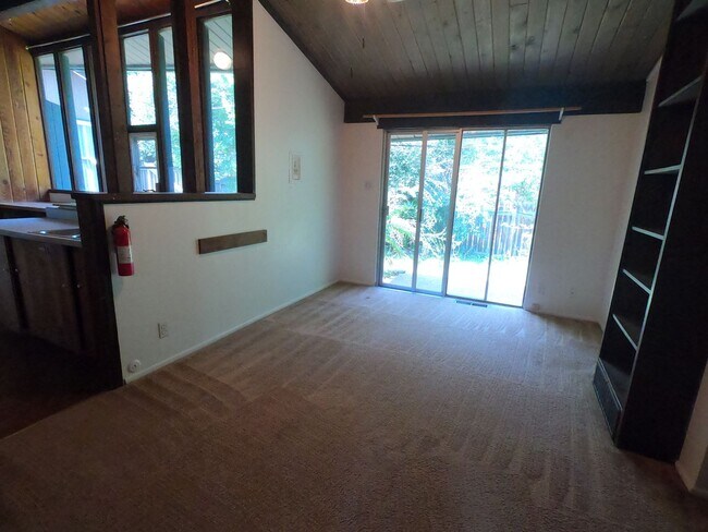 Building Photo - 545 University Ave