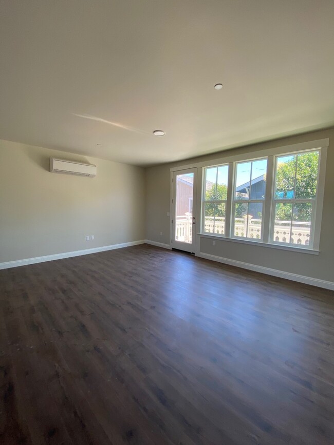 Building Photo - 701 S Cloverdale Blvd