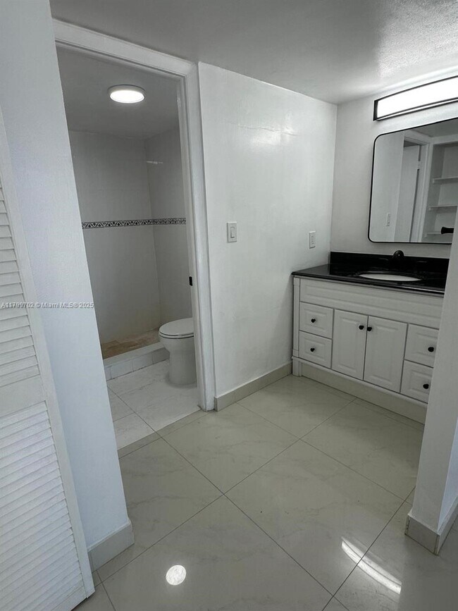 Building Photo - 1450 Brickell Bay Dr