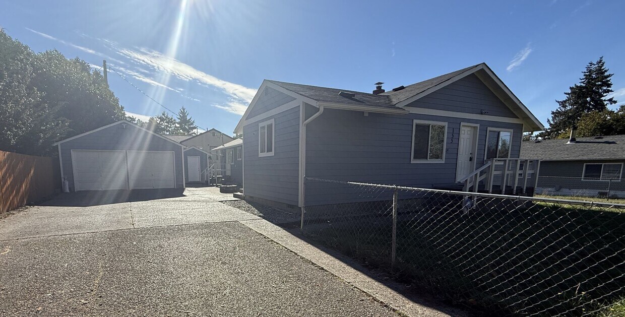 Foto principal - UPDATED 1 STORY 4 BED 2 BATH 2 CAR GARAGE ...