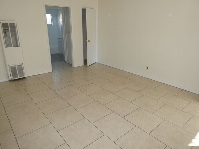 Building Photo - San Fernando Valley 1 Bedroom Condo for Rent!