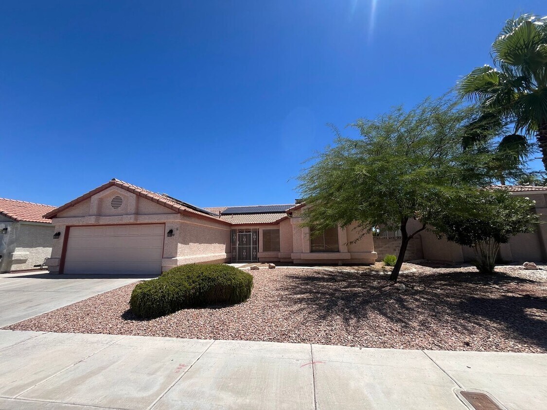 Primary Photo - Bright & Beautifully Renovated 3 Bed, 2 Ba...
