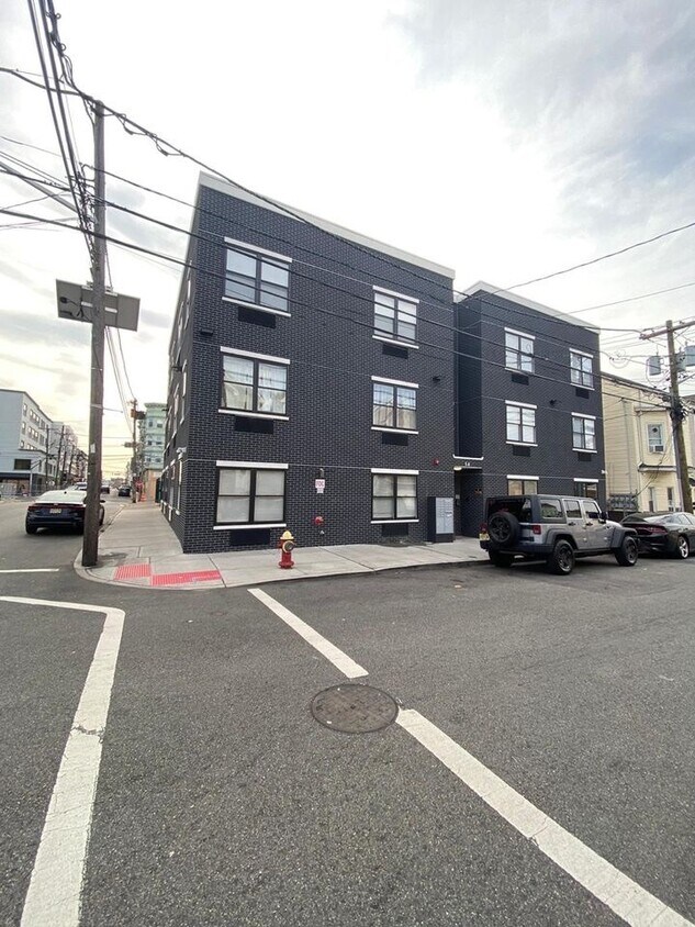 Primary Photo - 54 Pearl St