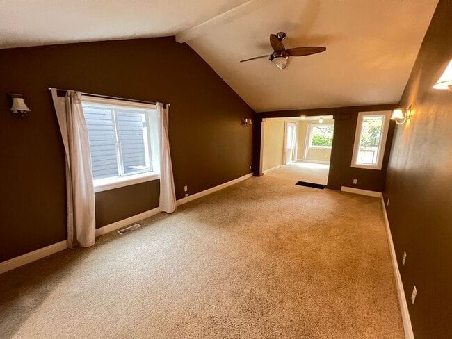 Building Photo - 3 Bedroom Home on Quiet Street with Lots o...