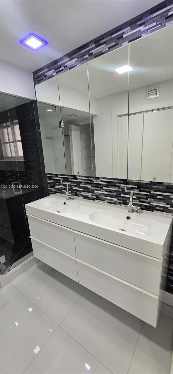Foto del edificio - 2461 W 76th St