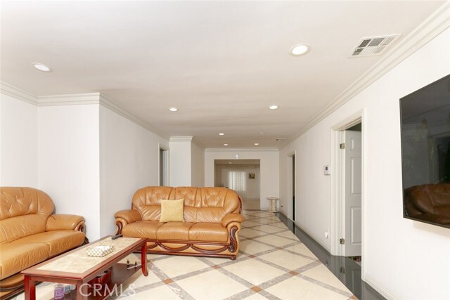 Foto del edificio - 7935 Hazeltine Ave