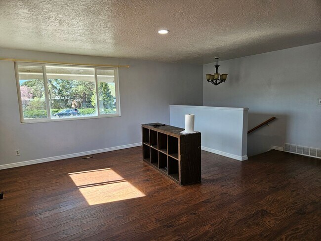 Building Photo - Beautiful 5 Bedroom home in Great Layton Location!