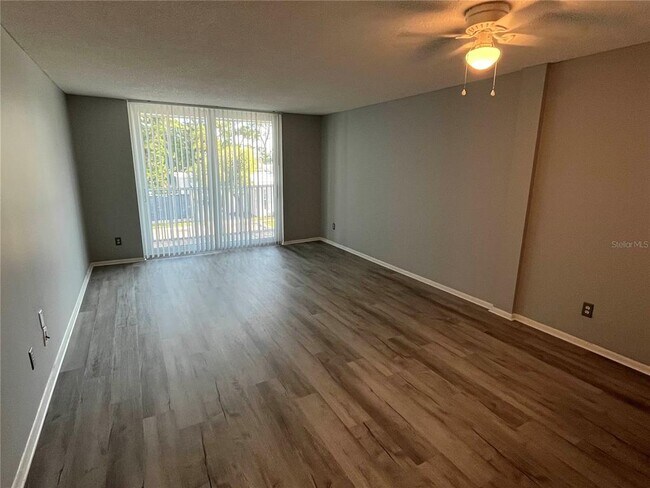 Foto del edificio - 2700 Coconut Bay Ln