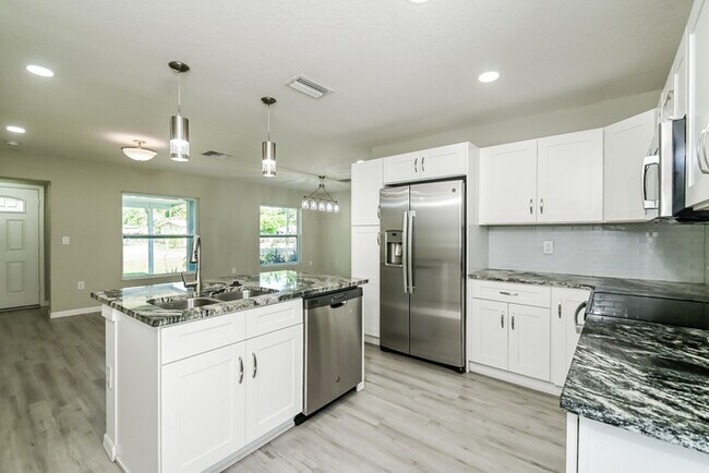 Building Photo - 9612 Pineridge Ave