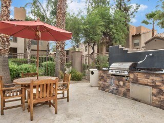 Parrillas de barbacoa a gas junto a la piscina - The Allison Condominiums