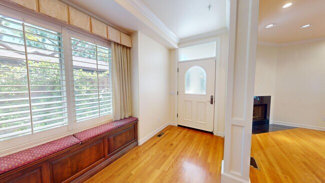 Foto del edificio - Spacious 4-bedroom 4.5 bath Home in a Gated Complex