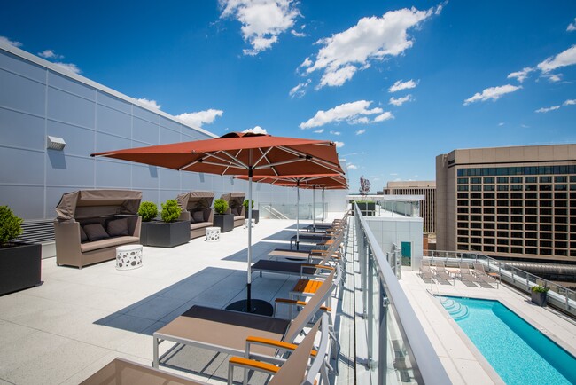 Piscina en la azotea con patio y cabañas (Terraza) - Crystal Flats