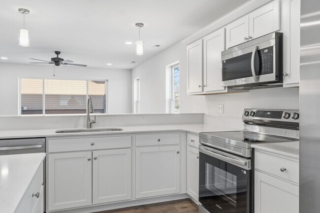 Building Photo - Brand New 3 Bedroom 2 1/2 bath - 2 Level Town House Condo in Hiawatha