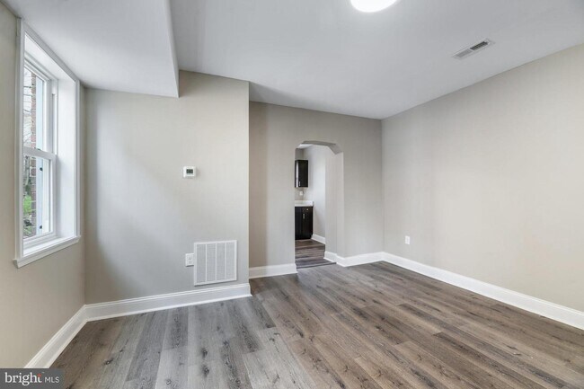 Building Photo - 2512 Oswego Ave