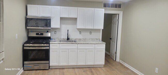 Building Photo - 5004 Griscom