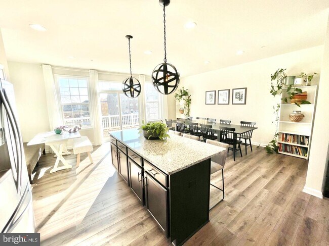 Foto del edificio - 9015 ELDERWOOD Pl