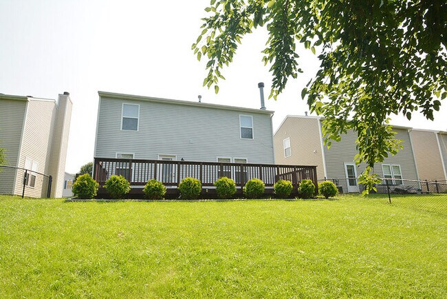Foto del edificio - 4 bed 2.5 bath with large deck in Indy!