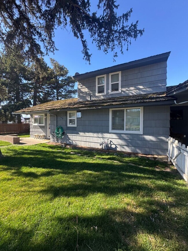 Building Photo - Pet-Friendly 2 Bedroom Rental with Spacious Living