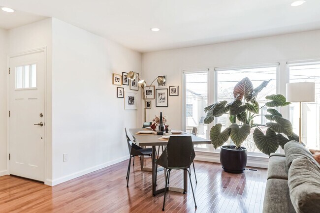 Building Photo - EXQUISITE 3BD 2BA REMODELED RESIDENCE IN V...