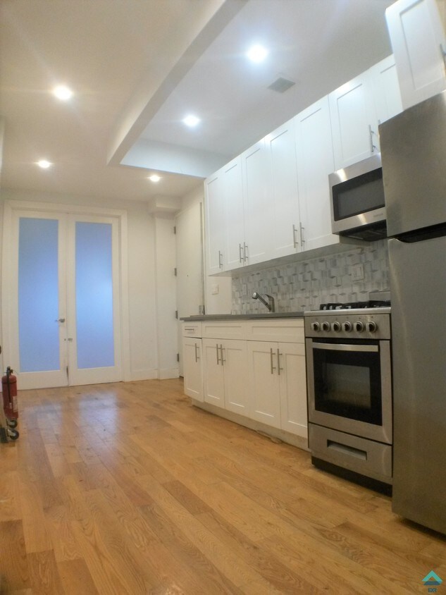 Primary Photo - 1139 Greene Ave