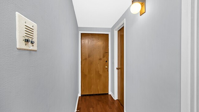 Building Photo - 6440 W Devon Ave