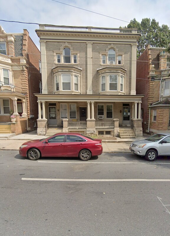 Foto del edificio - 135 College Ave