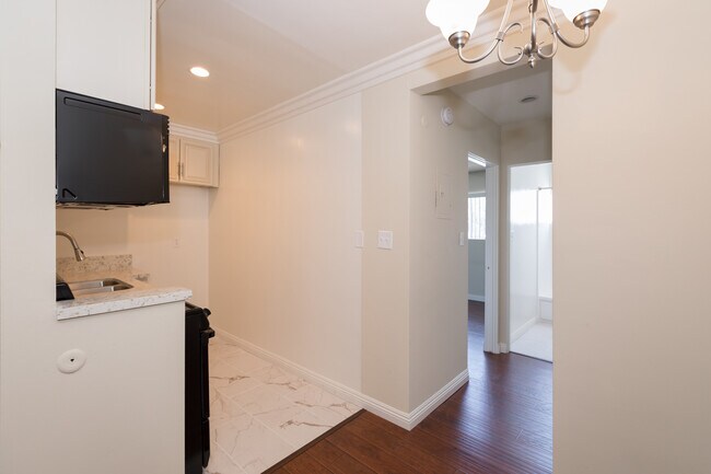 Foto del interior - LOVELY 1BED Near Valley College! -- GREAT LOCATION!!! $1,000 Deposit (OAC)