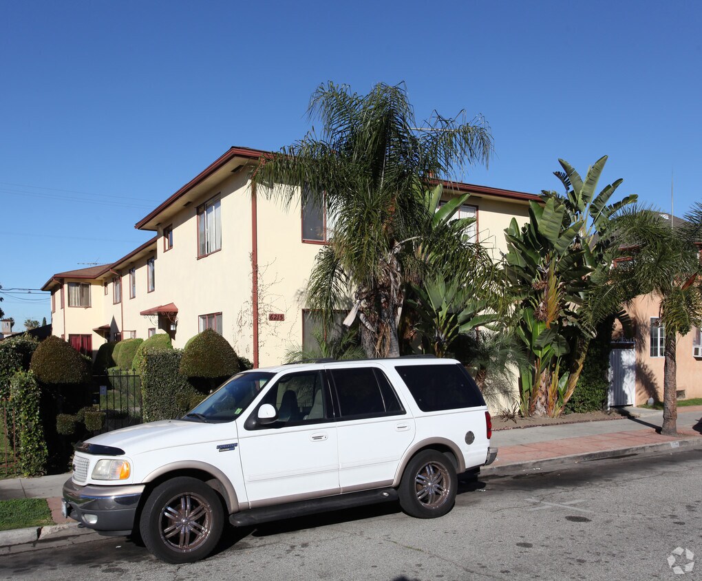 Foto principal - 6215 Templeton St