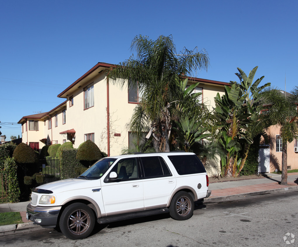 Primary Photo - 6215 Templeton St