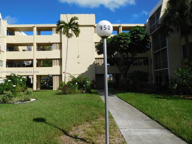 Foto del edificio - 950 NE 199th St