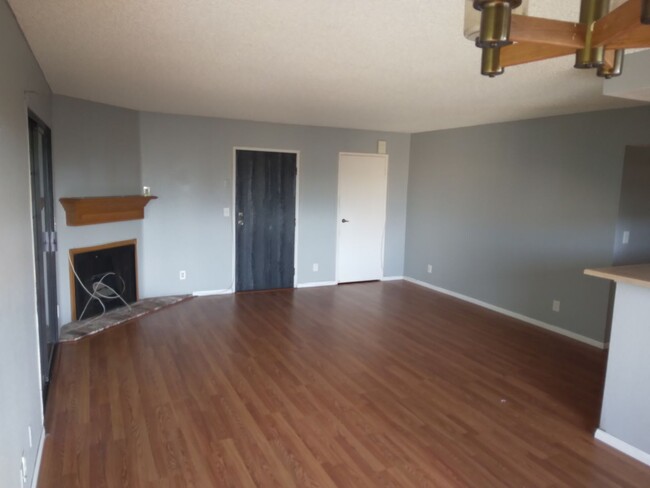 Building Photo - Spacious 1 Bedroom, 1 Bathroom Condominium...