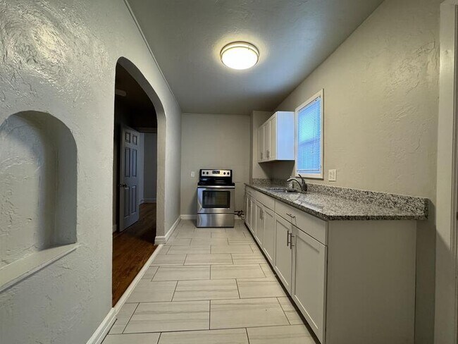 Building Photo - 3016 Northwest 19th Street Unit B - 1