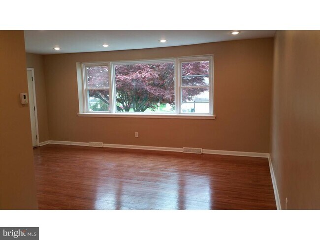 Foto del edificio - 9960 Woodfern Rd