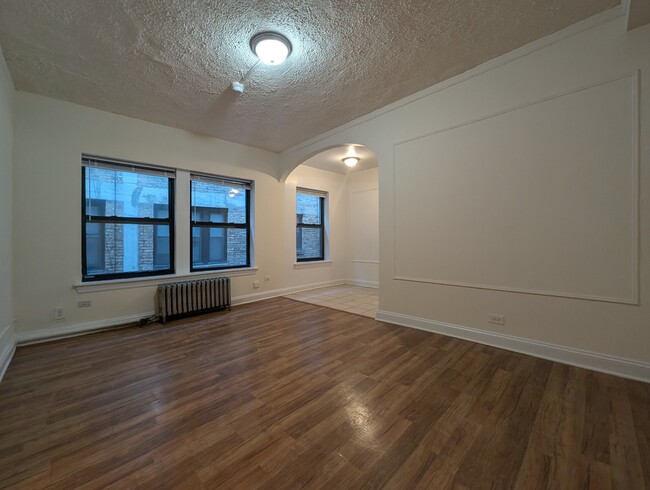 Building Photo - 5417 N Kenmore Ave