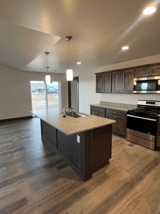 Foto del edificio - Brand New 3 Bed 2 Bath with double attache...