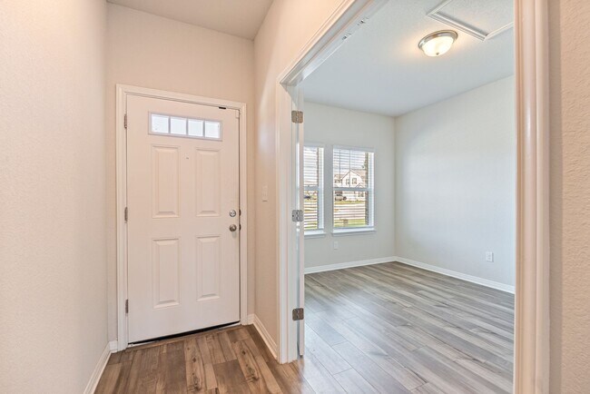 Building Photo - Beautiful 4 bedrooms, 2.5 bathrooms home i...