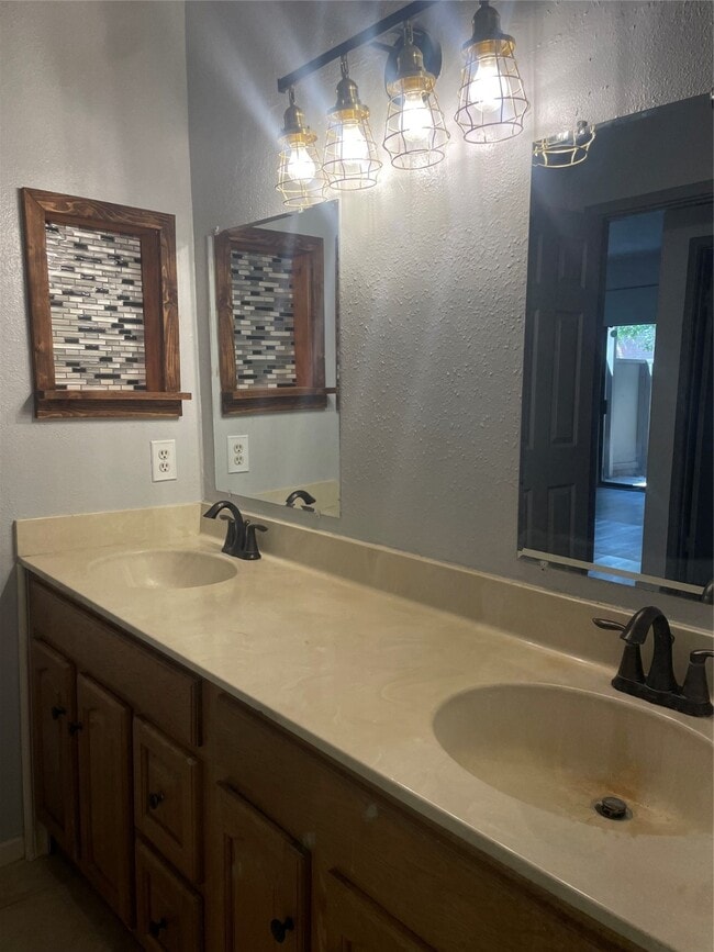 Building Photo - 10051 Westpark Dr