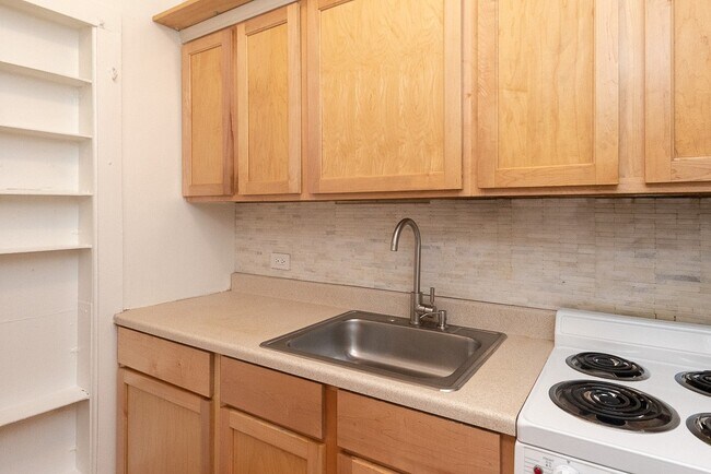 Building Photo - 556 W Arlington Pl
