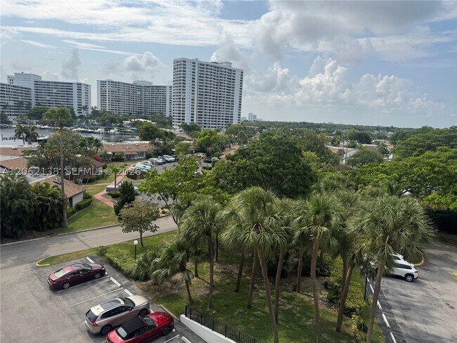 Foto del edificio - 200 Leslie Dr