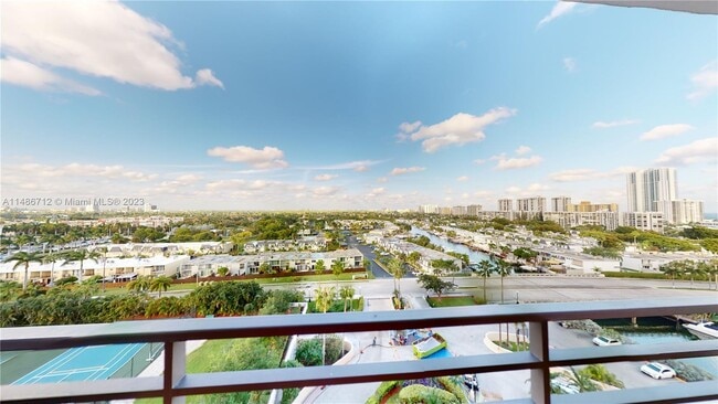 Building Photo - 2500 Parkview Dr
