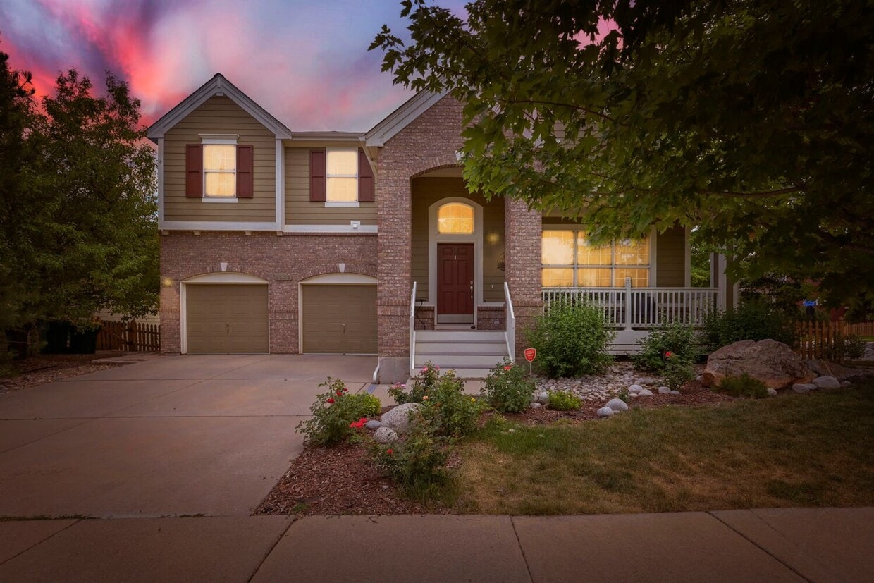 Stunning 4 bed, 4 bath on Corner Lot! Available Mid-August! - Stunning 4 bed, 4 bath on Corner Lot! Available Mid-August!